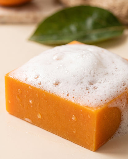 Mousse crémeuse sur le savon au kaki